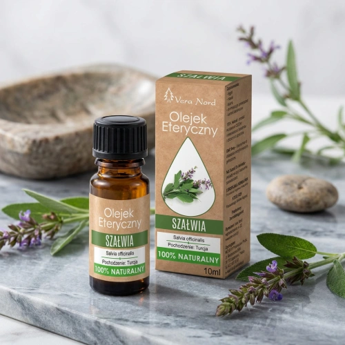 Vera Nord olejek eteryczny Szałwia 10 ml. 100% naturalny i organiczny. Pomaga w łagodzeniu objawów napięcia przedmiesiączkowego. Opóźnia procesy starzenia i powstawanie zmarszczek. Dobry na infekcje gardła i dróg oddechowych.