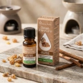 Vera Nord olejek eteryczny Kadzidło 10 ml. 100% naturalny i organiczny. Wspiera układ oddechowy - oczyszcza płuca, pomaga przy dusznościach. Łagodzi dolegliwości bólowe, działa tonizująco na skórę. Zmiękcza blizny, reguluje układ rozrodczy i trawienny.