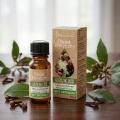Vera Nord olejek eteryczny Goździk z liści 10 ml. 100% naturalny i organiczny. Wzmacnia układ odpornościowy. Działa uspokajająco, przeciwskurczowo i wspomaga apetyt. Odświeża, poprawia kondycję skóry i relaksuje.