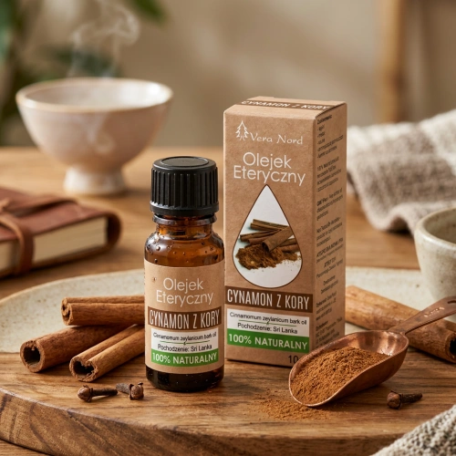 Vera Nord olejek eteryczny Cynamon z kory 10 ml. 100% naturalny i organiczny. Poprawia krążenie, zmniejsza stany zapalne. Posiada właściwości przeciwwirusowe. Łagodzi depresję. Pobudza układ odpornościowy oraz libido.