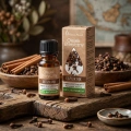 Vera Nord olejek eteryczny Goździk Pąk 10 ml. 100% naturalny i organiczny. Odpręża, relaksuje, odświeża, poprawia kondycję i ogólny wygląd skóry. Działa orzeźwiająco i dezynfekująco. Zalecany jest przy zapaleniu oskrzeli, bronchicie, grypie.