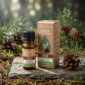 Vera Nord olejek eteryczny Sosna 10 ml. 100% naturalny i organiczny. Łagodzi infekcje dróg oddechowych, zapalenie zatok, katar, ból gardła, kaszel, gorączkę, dolegliwości okresu menopauzy. Zwiększa odporność organizmu.